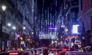 Una calle del centro de Madrid con las luces de navidad tras su encendido, en Madrid a 22 de noviembre de 2019.