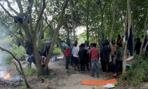 Varios migrantes en un campamento improvisado en Calais (Francia) en septiembre de 2021.