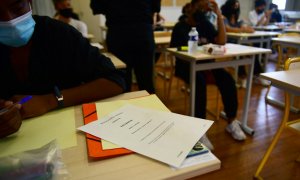 Los estudiantes de secundaria realizan el examen de filosofía, la primera sesión de prueba del bachillerato (examen de graduación de secundaria) 2021 el 17 de junio de 2021 en la escuela secundaria Helene Boucher, en París.