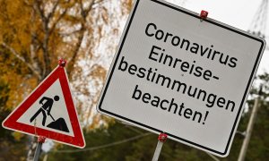 Un letrero informa sobre las restricciones de viaje en un cruce fronterizo en Scharnitz, Austria.