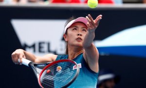 La tenista Peng Shuai sacando durante un partido del Open australiano.