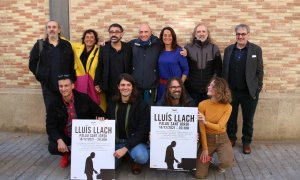 Lluís Llach amb els artistes que l'acompanyaran al concert.