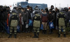 18/11/2021Las autoridades bielorrusas custodian a los migrantes en un campamento en la región fronteriza de Grodno