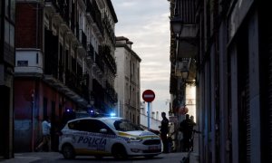 Agentes de la Policía Municipal de Madrid bloquean una calle