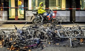 Un policía observa parte de los daños causado tras una protesta en la ciudad portuaria de Róterdam contra las restricciones aplicadas por el Gobierno para frenar los contagios en Países Bajos.