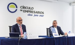 El presidente del Círculo de Empresarios, Manuel Pérez-Sala (i), y el copresidente del Comité de Laboral y Diversidad, Salvador Torres (d), presentan la propuesta del Círculo sobre la reforma laboral, el pasado 11 de noviembre de 2021, en Madrid.