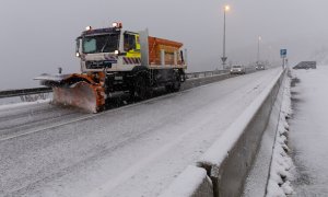 Una máquina quitanieves quita la nieve de las carreteras del Puerto de Navacerrada, a 22 de noviembre de 2021, en Madrid, (España). Los puertos de Navacerrada (M-601) y Cotos (M-604) están en nivel amarillo a causa de la nieve.