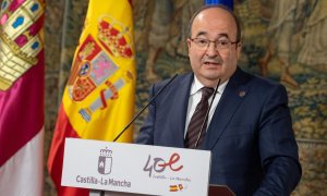 El ministro de Cultura y Deporte, Miquel Iceta, durante la comparecencia posterior a la reunión mantenida con el presidente de Castilla-La Mancha, Emiliano García-Page, en el Palacio de Fuensalida.