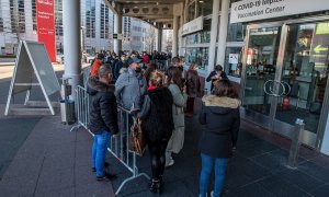 Personas esperan en la fila para vacunarse en un centro de vacunación en el recinto ferial de Frankfurt, Alemania, el 23 de noviembre de 2021.