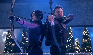 Hailee Steinfeld (Kate Bishop) y Jeremy Renner (Clint Barton) en 'Ojo de Halcón'.