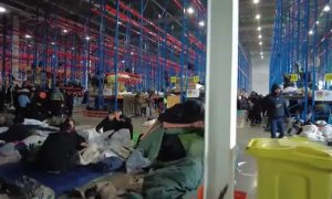 Miles de personas aguardan en un almacén a que Bielorrusia decida cómo devolverlos a casa