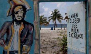 Un dibujo de un pirata junto a una puerta que da acceso a la playa en Bridgetown (Barbados). AFP/Getty Images/Joe Raedle