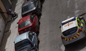 Un vehículo de la Policía municipal patrulla las calles de la localidad de Alcorcón (Madrid), a 16 de marzo de 2020.