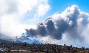 El volcán de Cumbre Vieja ha abierto este domingo nuevos focos de emisión de lava por la zona norte del cono volcánico