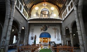 Una mujer reza en la "Catedral de la Fe" construída por Justo Gallego.