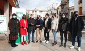 Martina Velarde y Toni Valero, acompañados de miembros de Unidas Podemos, este lunes en Córdoba.