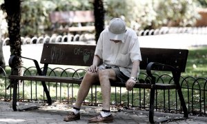Un pensionista descansa en un banco de un parque de Madrid, en una imagen de archivo tomada el 19 de julio de 2019.