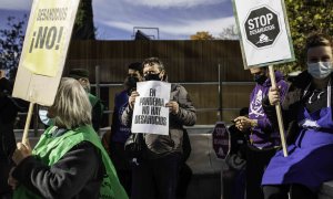 Activistas de la PAH exigen al fondo de inversión Cerberus un alquiler social para la familia de Richard, con tres menores. El miércoles está provisto su noveno intento de desahucio en Madrid.