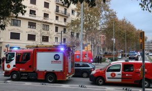 30/11/2021 - Pla general del dispositiu de Bombers a les portes de l'immoble incendiat a la plaça Tetuan de Barcelona.