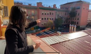 Noelia Cabezas enseñando a Público desde su las chimeneas