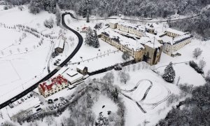 Imagen tomada desde un dron de la Colegiata de Roncesvalles cubierta de nieve tras los últimos temporales que han afectado a la zona.