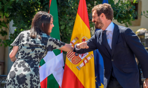 La presidenta de Ciudadanos, Inés Arrimadas; y el presidente del Partido Popular, Pablo Casado, se saludan con el codo durante el acto central de campaña de la coalición PP+C´s en la Casa de Juntas de Gernika. En Guernika, Vizcaya, País Vasco (España) a 5