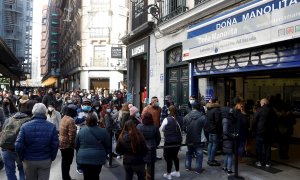 Vista de la cola para comprar lotería de Navidad en Doña Manolita en la calle del Carmen en Madrid el pasado domingo.