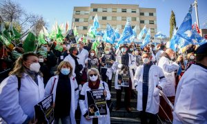 Varias personas con batas de profesional sanitario participan en una protesta frente al Hospital Gregorio Marañón, a 2 de diciembre de 2021, en Madrid (España).