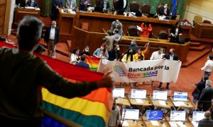 07/12/2021 La gente reacciona en la Cámara de Diputados mientras el Senado vota para aprobar un proyecto de ley de matrimonio entre personas del mismo sexo en Valparaíso, Chile