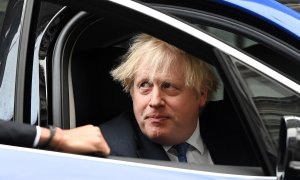 El primer ministro británico, Boris Johnson dentro de un vehículo eléctrico, a 1 de diciembre de 2021.
