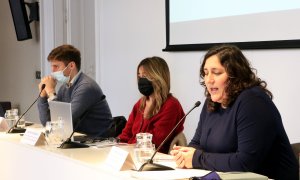 Unai Gil, Almudena Rodríguez i Elena Longares, de l'Associació de Drets Sexuals i Reproductius i l'Observatori, en la roda de premsa per presentar l'informe del 2021.