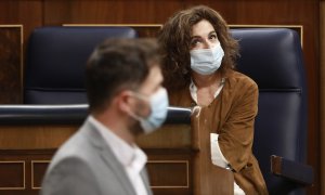 El portavoz parlamentario de ERC, Gabriel Rufián, pasa al lado de la ministra de Hacienda, María Jesús Montero, durante una sesión de control al Gobierno en el Congreso de los Diputados, a 23 de septiembre de 2020.