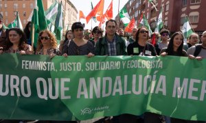 Teresa Rodríguez (1d) junto al líder andaluz de IU, Toni Valero (c) en la manifestacion de 'Marcha por Andalucía' convocada por el movimiento 'Caminando/Marchas de la Dignidad' con motivo del 28-F. Sevilla a 28 de febrero del 2020 Foto de ARCHIVO