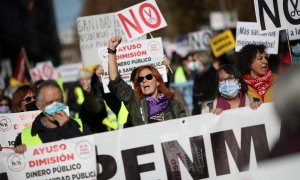 Varios centenares de personas se han sumado este domingo en Madrid a la marcha en defensa de la Atención Primaria