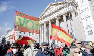 Varias personas sostienen banderas de España y de Vox en una manifestación contra la reforma de la Ley de Seguridad Ciudadana, frente al Congreso de los Diputados, a 27 de noviembre de 2021, en Madrid (España). Líderes políticos y sindicatos policiales pr