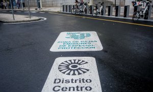 El logo de Madrid 360, la nueva zona de bajas emisiones de la capital, señalizado en la calzada del Distrito Centro.