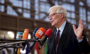 El Alto Representante de la UE para Asuntos Exteriores y Política de Seguridad, Josep Borrell, habla con la prensa antes del Consejo de Ministros de Asuntos Exteriores de Europa en Bruselas, Bélgica, 13 de diciembre de 2021.