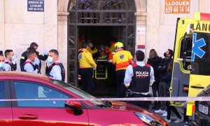 El SEM evacúa al hospital a uno de los heridos por los disparos efectuados por un hombre que se ha dado a la fuga en Tarragona, a 14 de diciembre de 2021.