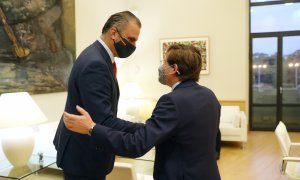 El alcalde de Madrid, José Luis Martínez-Almeida, junto al portavoz municipal de Vox, Javier Ortega Smith, en un encuentro celebrado este jueves.