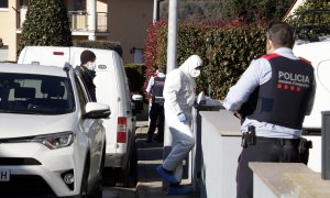 La Policía científica entra en la casa de Sant Joan le Fonts, en Girona, a 16 de diciembre de 2021.