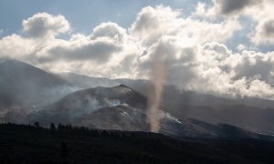 Imagen tomada desde la iglesia de Tajuya, en la que solo se aprecia en el volcán un ligera emisión de gases y remolino de polvo provocado por el calor que aún conservan las coladas.
