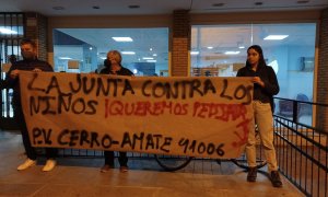 Vecinos con una pancarta reivindicando más pediatras ante el centro de salud de Amate de Sevilla
