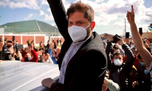 El candidato izquierdista a las elecciones presidenciales chilenas, Gabriel Boric, en el colegio electoral en la Escuela Patagonia de Punta Arenas (Chile).