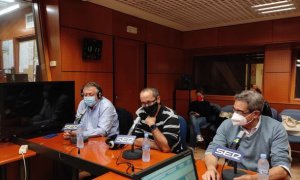 Alberto Cubero (ZeC), en el centro, y Julio Calvo (Vox), a su  izquierda, en un debate del programa Plaza Pública de Radio Zaragoza. /  Foto cedida por Radio Zaragoza