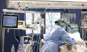 Una enfermera del hospital bilbaíno de Basurto, trata este martes a un paciente infectado por covid-19, en la Unidad de Críticos del hospital vizcaíno.