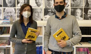 18/03/2021 - Eulàlia Pagès, directora de Pagès Editors, i Jaume Barrull, director de la col·lecció Doble Tinta, amb el primer llibre de la nova col·lecció, '8 Hores'.