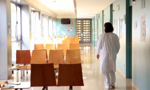 Una infermera camina per la sala d'espera d'Infermeria Familiar i Comunitària del centre d'atenció primària (CAP) Can Bou de Castelldefels.