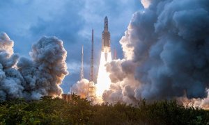 Lanzamiento del cohete Ariane 5 de Arianespace que transporta el telescopio espacial James Webb en el Centro Espacial de Kourou, en la Guayana Francesa.