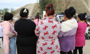 Varias mujeres participan en una concentración con motivo del aniversario del corte de electricidad en la Cañada Real.