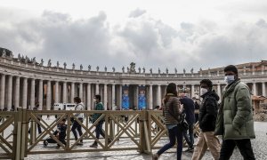 La gente visita la Plaza de San Pedro, Vaticano, 27 de diciembre de 2021.